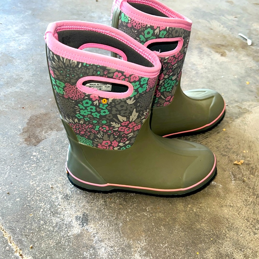 Boggs rain/snow boots youth size 6 like new